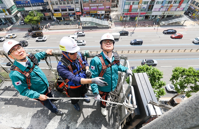 옥외광고물 재해방재 시범 훈련으로 고소작업대 차량에 탑승한 모습(왼쪽부터 이태인 동대문구의회 의장, 서울옥외광고협회 동대문구지부 관계자, 이필형 동대문구청장)