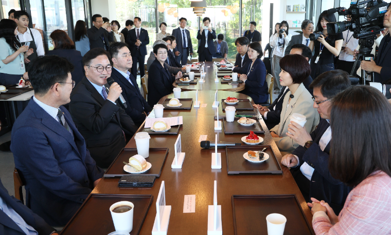 우원식 (왼쪽 두번째) 국회의장 (사진=공보수석실)