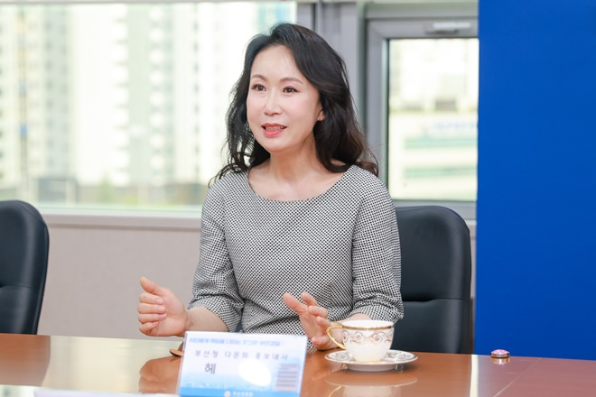 다문화 홍보대사로 위촉된 가수 헤라.(사진제공=부산경찰청)