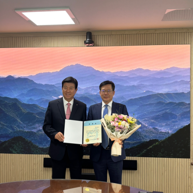 최재웅 대표변호사가 충남 금산군청(군수 박범인) 고문변호사로 위촉식을 하는 모습. (사진=법무법인 성현)