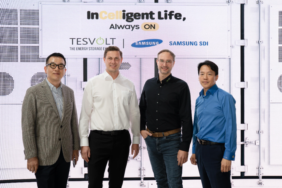 삼성SDI와 테스볼트 관계자가 '인터배터리 유럽 2025' 삼성SDI 전시장에서 기념 사진을 찍고있다. 왼쪽부터 삼성SDI ESS영업그룹장 김현욱 상무, 테스볼트 CTO 지몬 샨더르트(Simon Schandert), 테스볼트 CEO 다니엘 한네만(Daniel Hannemann), 삼성SDI 유럽법인 이종석 상무. 사진=삼성SDI