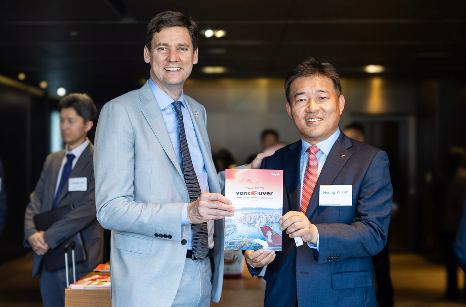 ‘B.C.주 비즈니스 네트워킹 오찬(B.C. Business Networking Luncheon)’에서 데이비드 이비(David Eby) 캐나다 브리티시 컬럼비아주 수상(좌측)과 김형이 티웨이항공 경영본부장(우측)이 행사 후 기념 사진을 촬영하고 있다.(사진=티웨이항공)