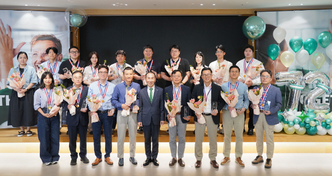 셰플러코리아(대표 이병찬)가 창립 72주년을 맞아 지난 10일, 서울 여의도 사무소에서 창립기념식을 개최하고 기념사진을 찍고 있다. (사진= 셰플러코리아)