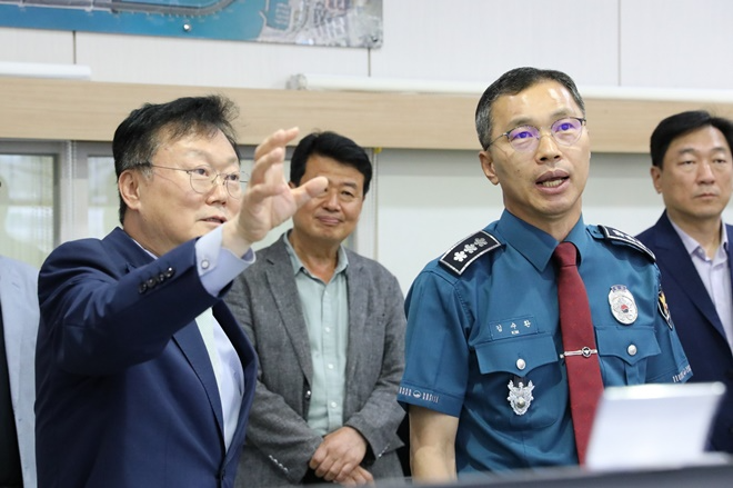 6월 10일 해상교량통합관제센터에서 이성림 부산시설공단 이사장(좌)과 김수환 부산경찰청장(우)이 모니터링 시스템에 대해 논의하고 있다.(사진제공=부산시설공단)