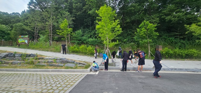사회봉사명령대상자들이 계족산 산책로 일대 환경 정화활동을 벌이고 있다.(사진제공=대전보호관찰소)