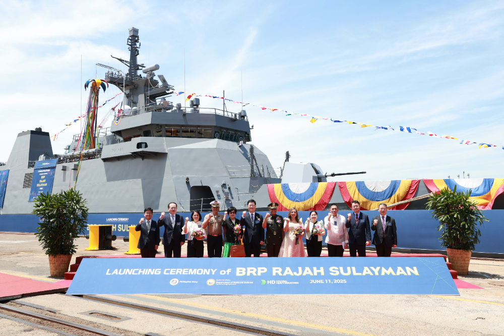 HD현대중공업 울산 본사에서 11일(수) 실시한 2,400톤급 필리핀 원해경비함 ‘라자 술라이만’함의 진수식에서 참석자들이 기념사진을 촬영하고 있다(사진 왼쪽 여섯 번째부터 HD현대중공업 주원호 특수선사업대표, 필리핀 로미오 브라우너(Romeo S. Brawner) 합참의장).(사진=HD현대)