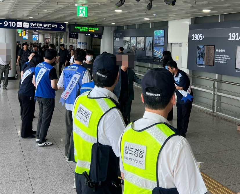 한국철도공사(코레일)가 철도특별사법경찰대와 함께 12일 오전 대전역에서 불법촬영 예방 캠페인을 펼치고, 화장실 등에서 불법촬영 기기 설치 여부를 점검했다.(사진=코레일)