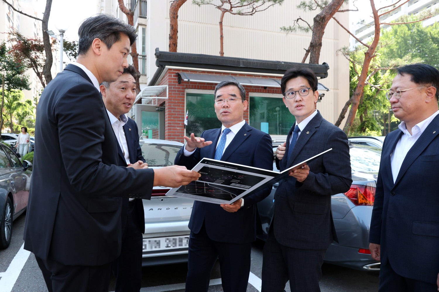 김보현 대우건설 사장(왼쪽에서 3번째)이 개포우성7차 단지를 방문해 현장을 둘러보고 있다.(사진=대우건설)