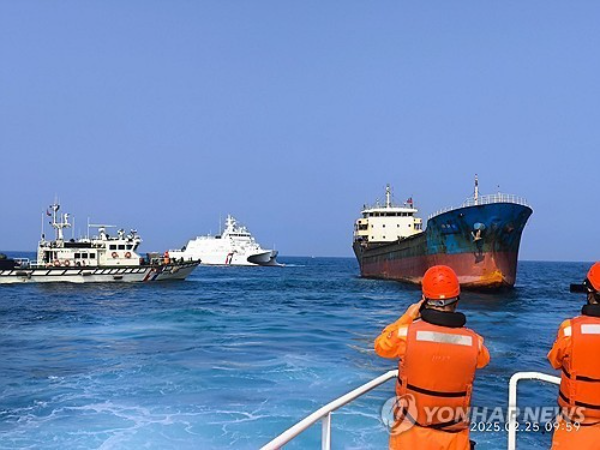 지난 2월 대만에 나포된 화물선 훙타이58호(오른쪽).(사진=연합뉴스)