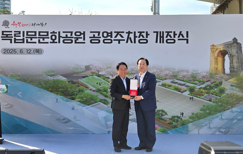 우오현 SM그룹 회장(오른쪽)이 12일 오후 서울 서대문구 독립문문화공원 공영주차장 개장식에서 이성헌 서대문구청장으로부터 감사패를 받으며 기념촬영을 하고 있다. 우 회장은 동아건설산업이 시공한 공영주차장의 성공적인 조성으로 시민 편의를 개선한 공로를 인정받아 4월에 이어 다시 감사패를 받았다.(사진=SM그룹)