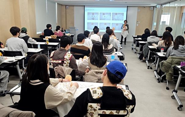 구로구 모자건강센터에서 예비부모를 위한 출산준비 강의가 진행되고 있다.
