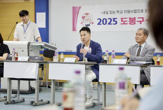 오언석 도봉구청장(가운데)이 서울외고 현장 간담회에서 발언하고 있다