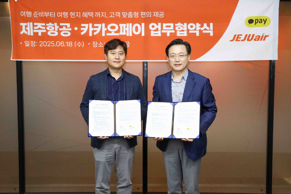 김이배 제주항공 대표이사(사진 오른쪽)와 신원근 카카오페이 대표이사가 6월 18일 서울 강서구에 위치한 제주항공 서울지사에서 전략적 제휴 사업 추진을 위한 업무협약을 체결한 뒤 기념촬영을 하고 있다.(사진=제주항공)