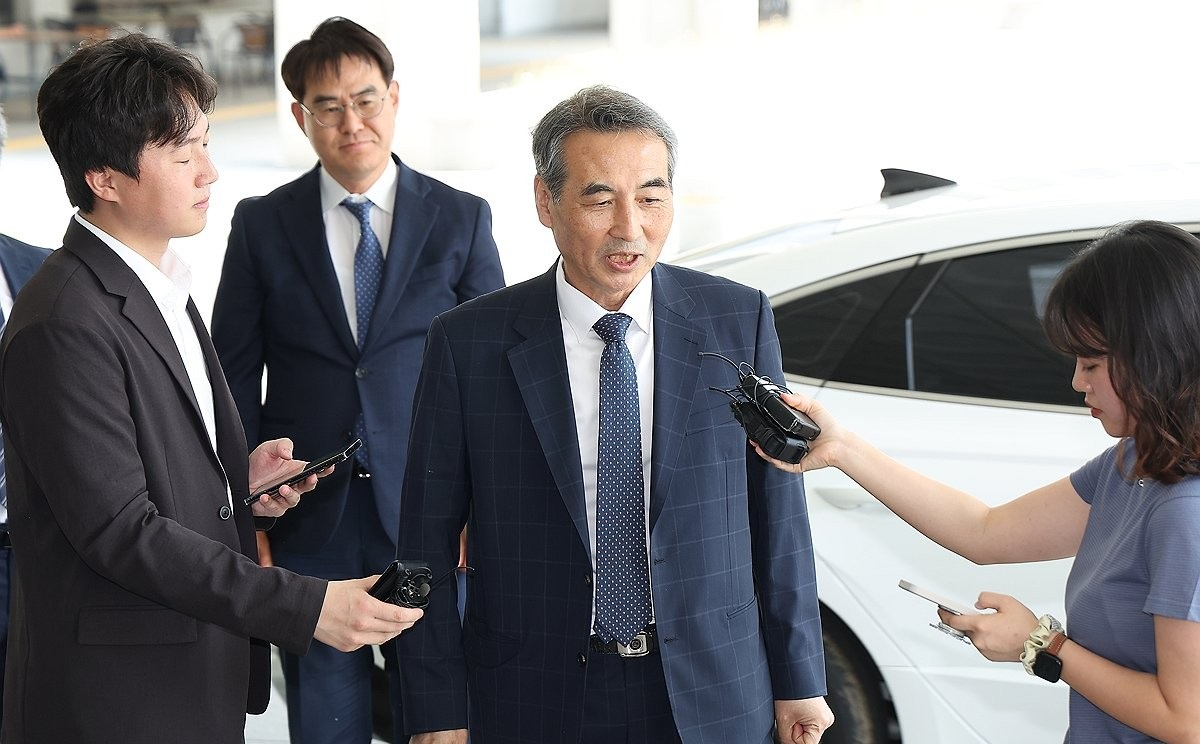 서울고검장 면담 위해 고검 향하는 민중기 특검(사진=연합뉴스)