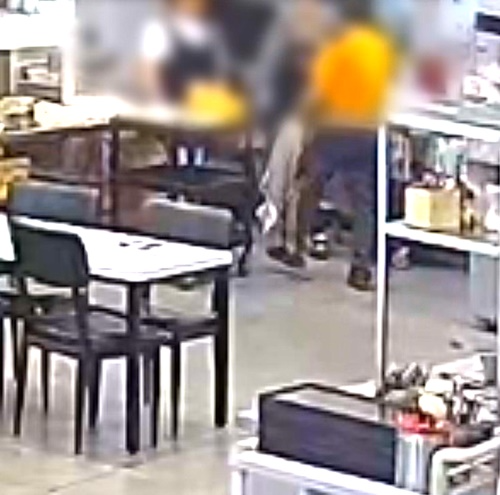 식당서 행패를 부리는 피의자.(제공=경남경찰청)