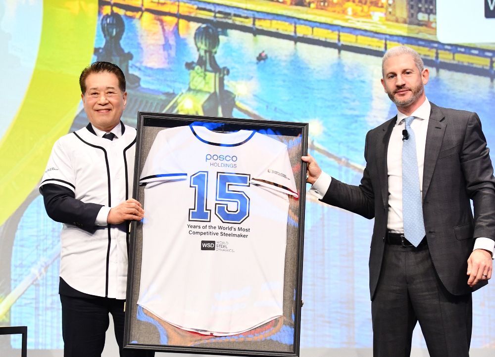 18일(현지시각) 미국 뉴욕에서 열린 WSD 포럼에서 장인화 포스코그룹 회장(사진 왼쪽)이 필립 엥글린(Philipp Englin) WSD CEO로부터 야구복으로 특별 제작한 WSD 명예의 전당 기념액자를 전달 받은 뒤 기념촬영을 하고 있다.(사진=포스코그룹)