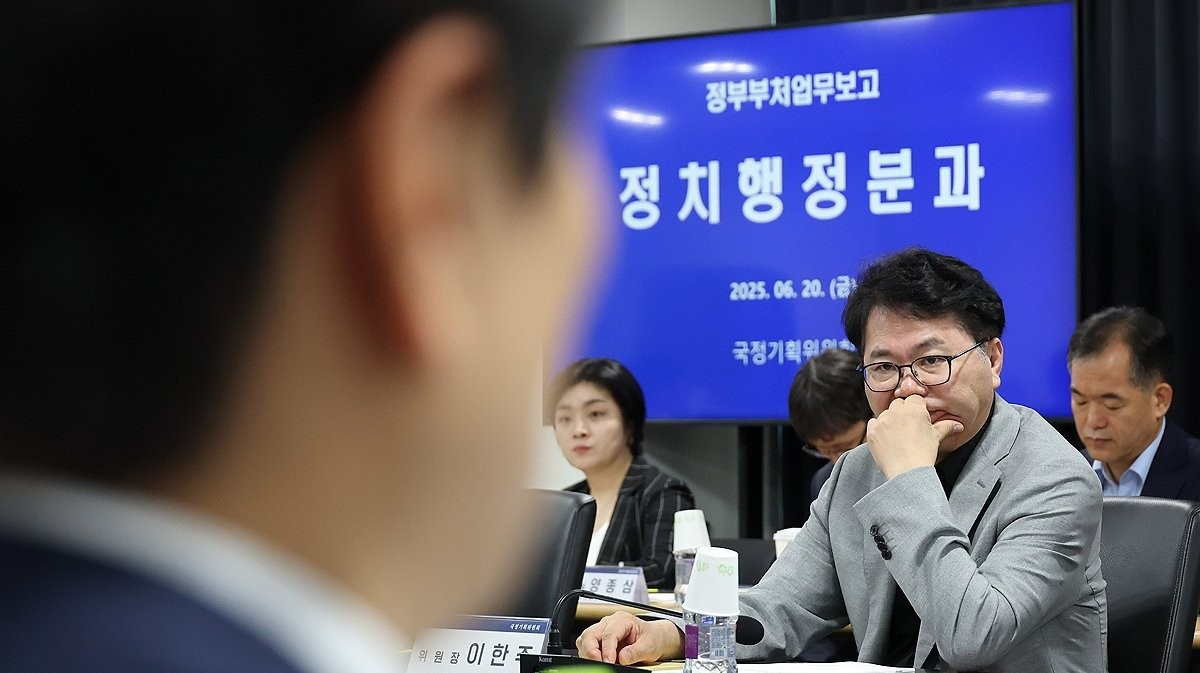 대검관계자 바라보는 이한주 위원장(사진=연합뉴스)