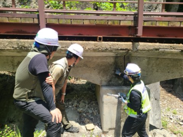 합동점검 중인 모습.(사진=국토안전관리원)