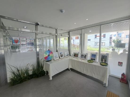 ‘주민카페 휴’ 내부에 어르신들의 솜씨가 담긴 사진, 에코주머니 등 전시 모습