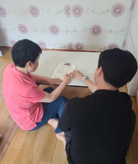 위기가구를 신고한 주민이 포상금 신청서를 작성하고 있는 모습