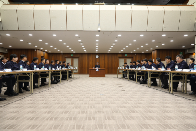 노동진 수협중앙회 회장(사진 가운데)이 20일, 수협중앙회 본사에서 특별점검회의를 주재하고 있다.(사진=수협중앙회)