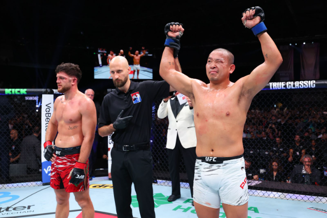 박준용 이스마일 나우르디예프 경기후 숭리 모습.(사지= UFC 한국 미디어 커뮤니케이션)