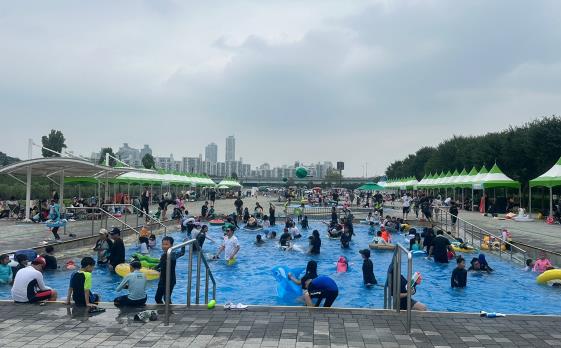 안양천 물놀이장에서 물놀이 중인 어린이들 모습