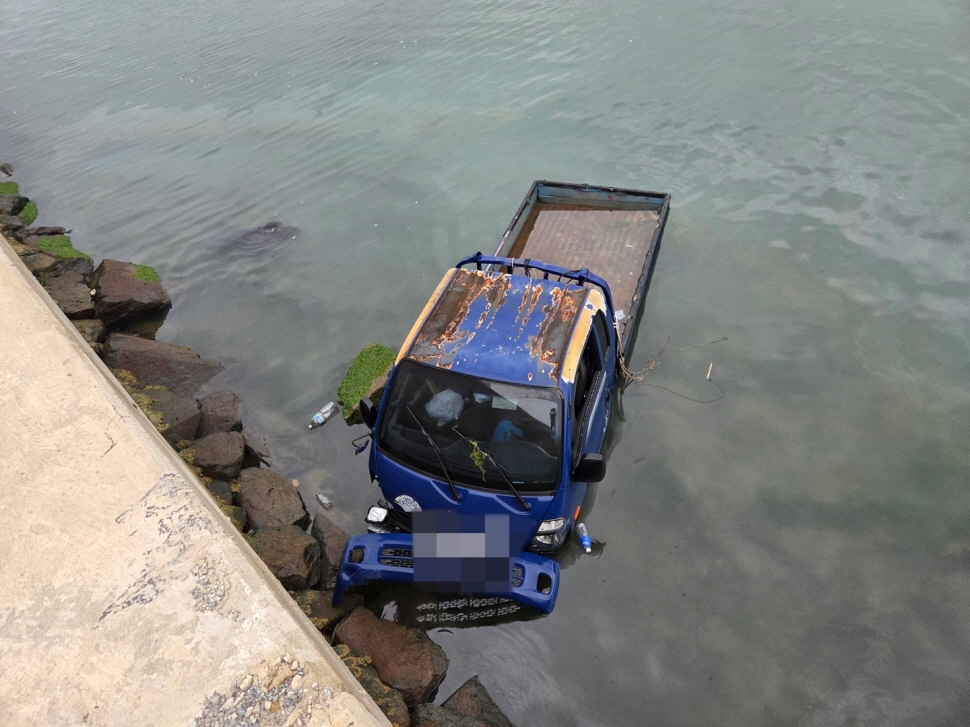 바다에 추락한 트럭(사진=연합뉴스)