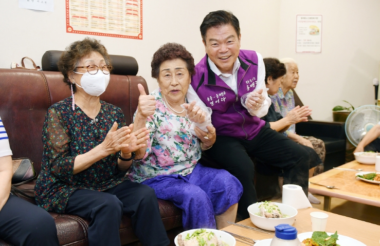 이필형 동대문구청장이 관내 경로당을 방문한 모습