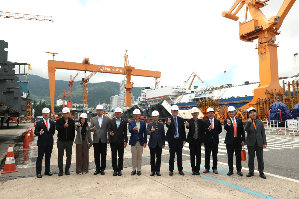 25일 한화오션 거제사업장을 방문한 태국 해군 대표단이 기념사진을 찍고 있다.(사진=한화오션)