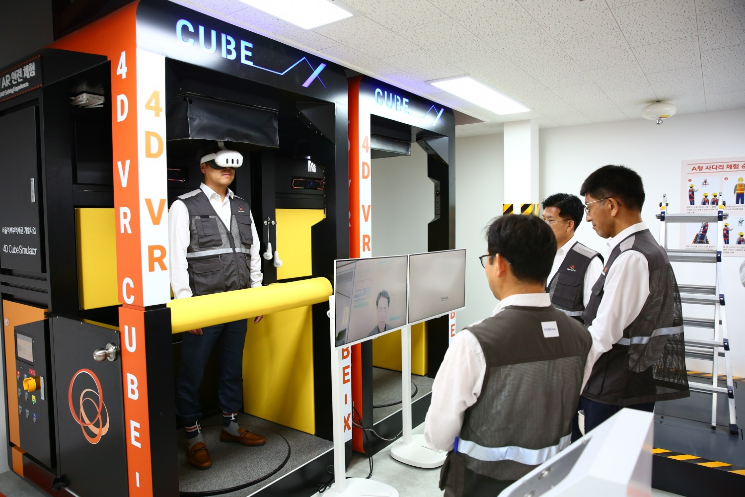 한화 건설부문 김승모 대표이사(우측 첫번째)가 VR/AR 체험을 임직원들과 함께 보고 있다.(사진=한화 건설부문)