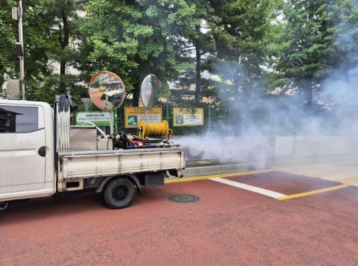 도봉구 방역기동단이 러브버그 친환경(살수) 방역을 하고 있다.