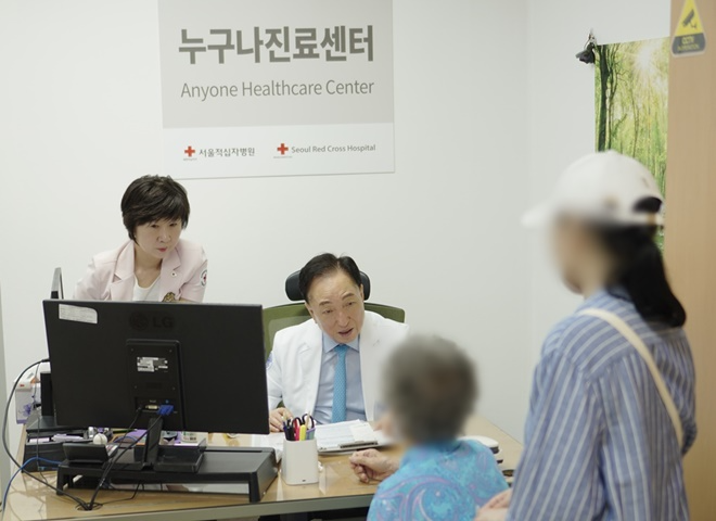 대한적십자사 김철수 회장이 6월 28일 서울적십자병원 누구나진료센터에서 진료 봉사에 참여하고 있다. (제공=대한적십자사 의료원)