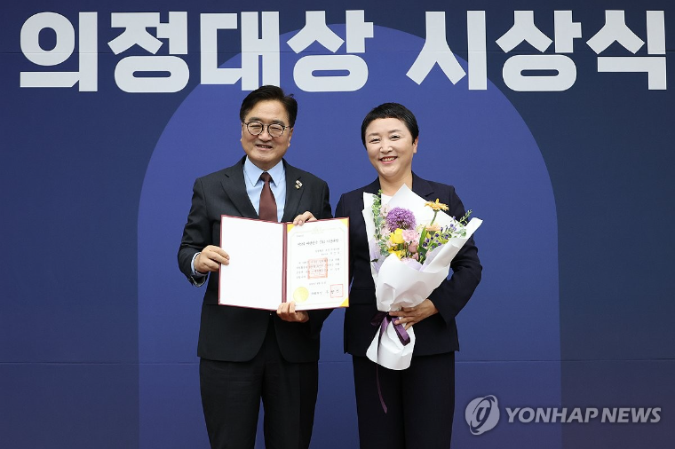 전진숙 (오른쪽) 국회의원 (사진=연합뉴스)