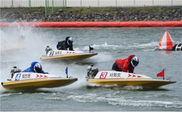 미사경정장에서 선수들이 턴 마크를 돌며 경합을 벌이고 있다.(사진=국민체육진흥공단)