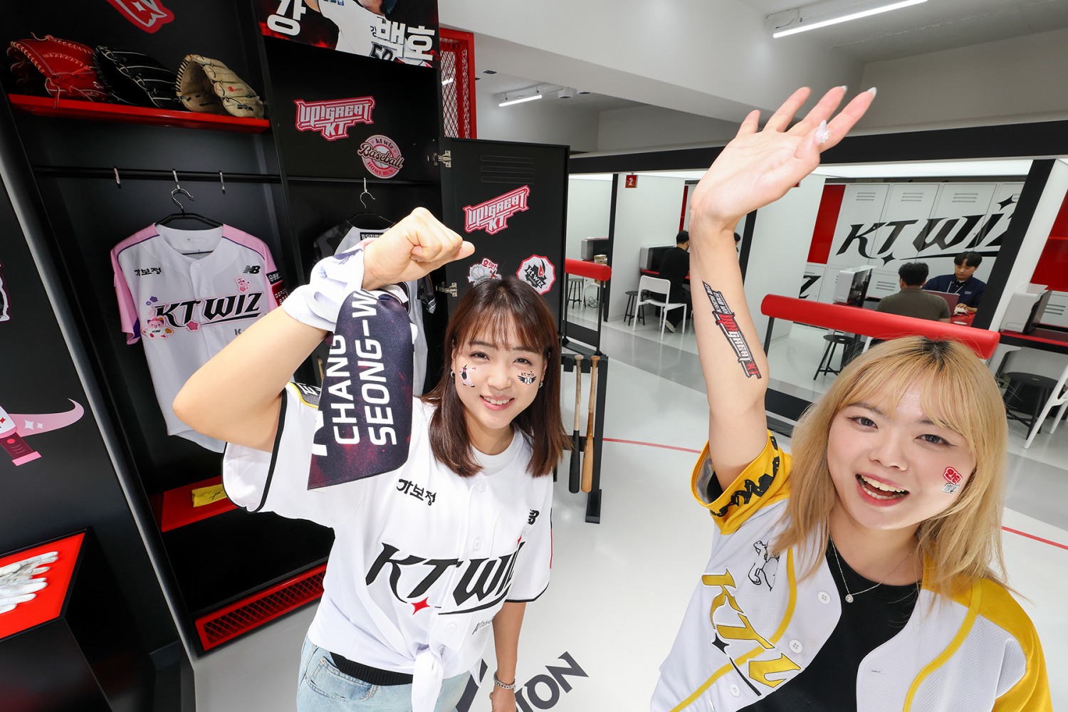 KT, 수원에 ‘kt wiz 특화매장’ 오픈