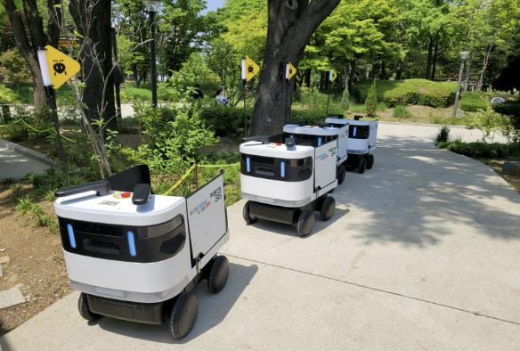 양천공원에서 재활용품 수거를 하고 있는 자율주행로봇 ‘개미’