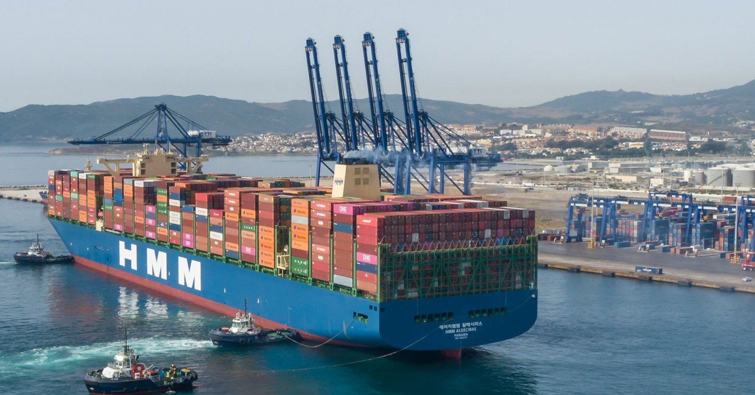 스페인 알헤시라스 터미널(TTIA)에 기항하는 2만4000 TEU급 컨테이너선 ‘HMM 알헤시라스호’.(사진=HMM)