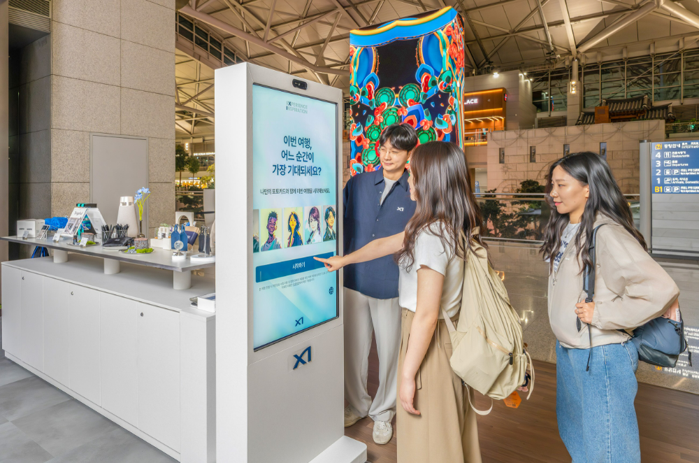 자이(Xi) 브랜드 팝업스토어를 고객이 이용하고 있는 모습.(사진=GS건설)