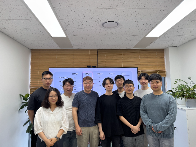 왼쪽부터 손영준(박사과정), 소연경(박사과정), 박찬우(석사과정), 서울대학교 데이터사이언스대학원 교수, 이재진(연구책임자), 김진표(박사과정), 석지헌(박사과정), 조경제(박사과정), 박종원(석사과정), 김종민(박사과정). 사진=한국연구재단