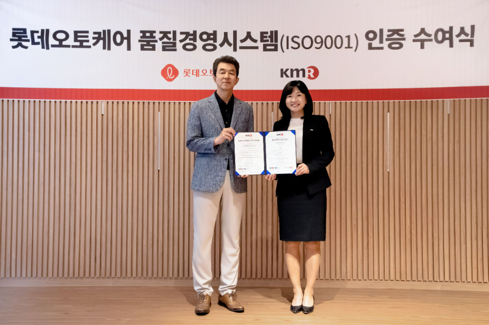 (왼쪽부터) 이규필 롯데오토케어 대표, 황은주 한국경영인증원 대표이사.(사진=롯데렌탈)