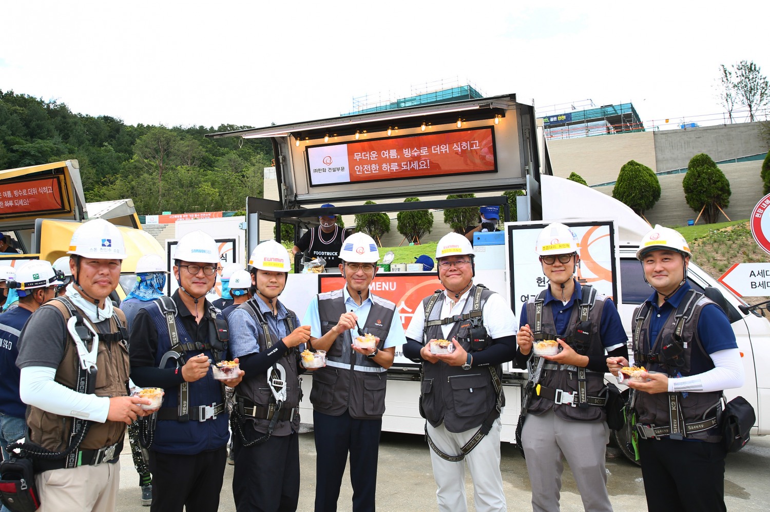 ㈜한화 건설부문 김승모 대표이사(가운데)가 건설현장 근로자들과 함께 ‘Summer Safety 푸드트럭’ 팥빙수를 즐기고 있다.(사진=한화 건설부문)