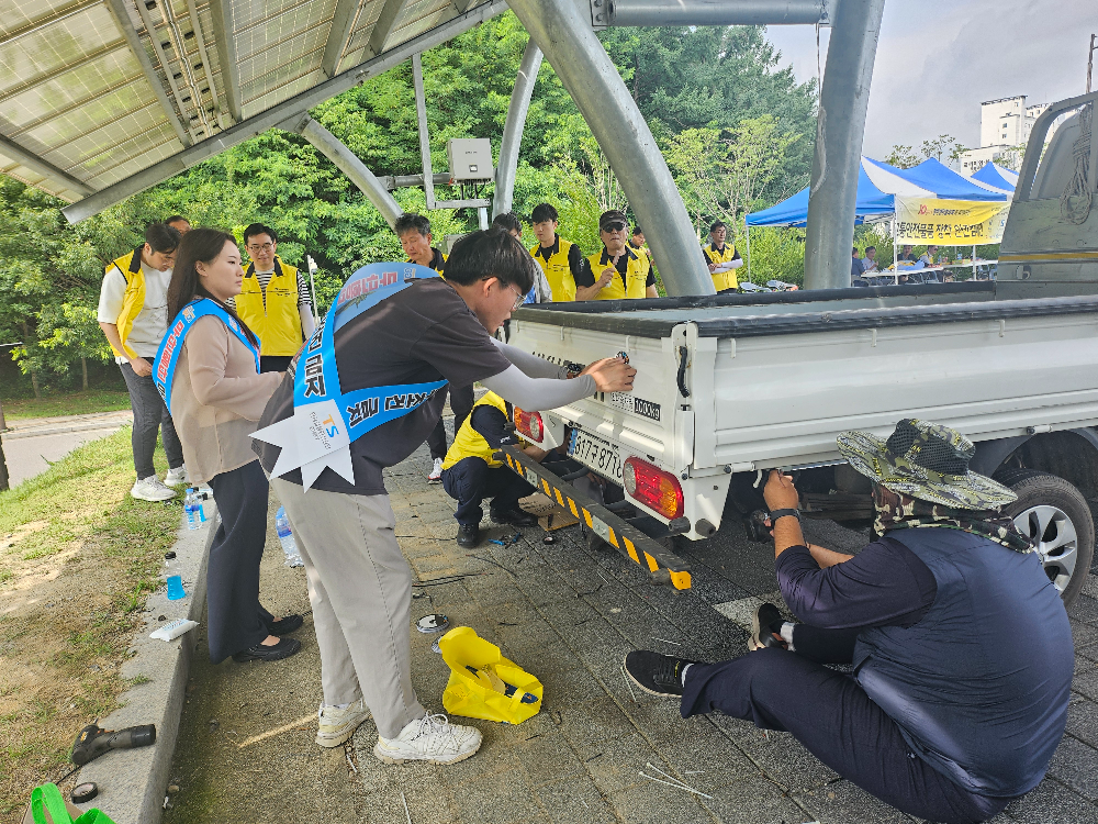 TS 직원이 튜닝안전확인부품을 장착하고 있는 모습.(사진=TS)