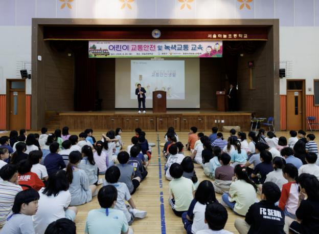 박강수 마포구청장이 아이들에게 안전한 보행과 올바른 교통 습관의 중요성을 강조하고 있다.