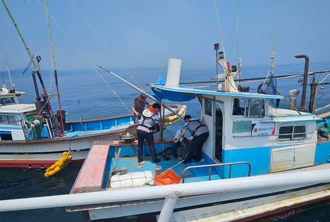 울산해경이 7일 오전 무더위에 쓰러진 어선 A호 선장을 응급조치하고 있다.(사진제공=울산해양경찰서)
