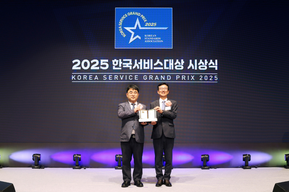 롯데건설 한정호 전략기획부문장(왼쪽)이 ‘2025 한국서비스대상’ 시상식에서 수상 후 기념촬영을 하고 있다.(사진=롯데건설)