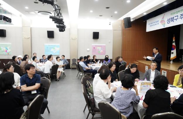 3일 성북아트홀에서 진행된 주민참여단 숙의공론장에서 이승로 성북구청장이 인사를 하고 있다.