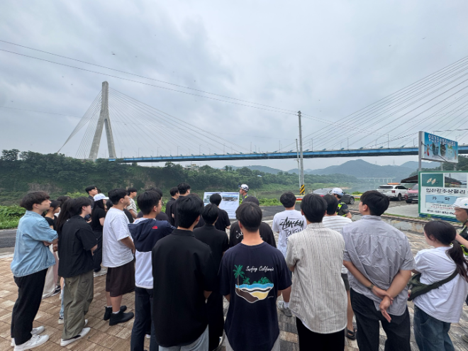 동이대교 유지관리 현황에 대해 설명 중인 모습.(사진=국토안전관리원)