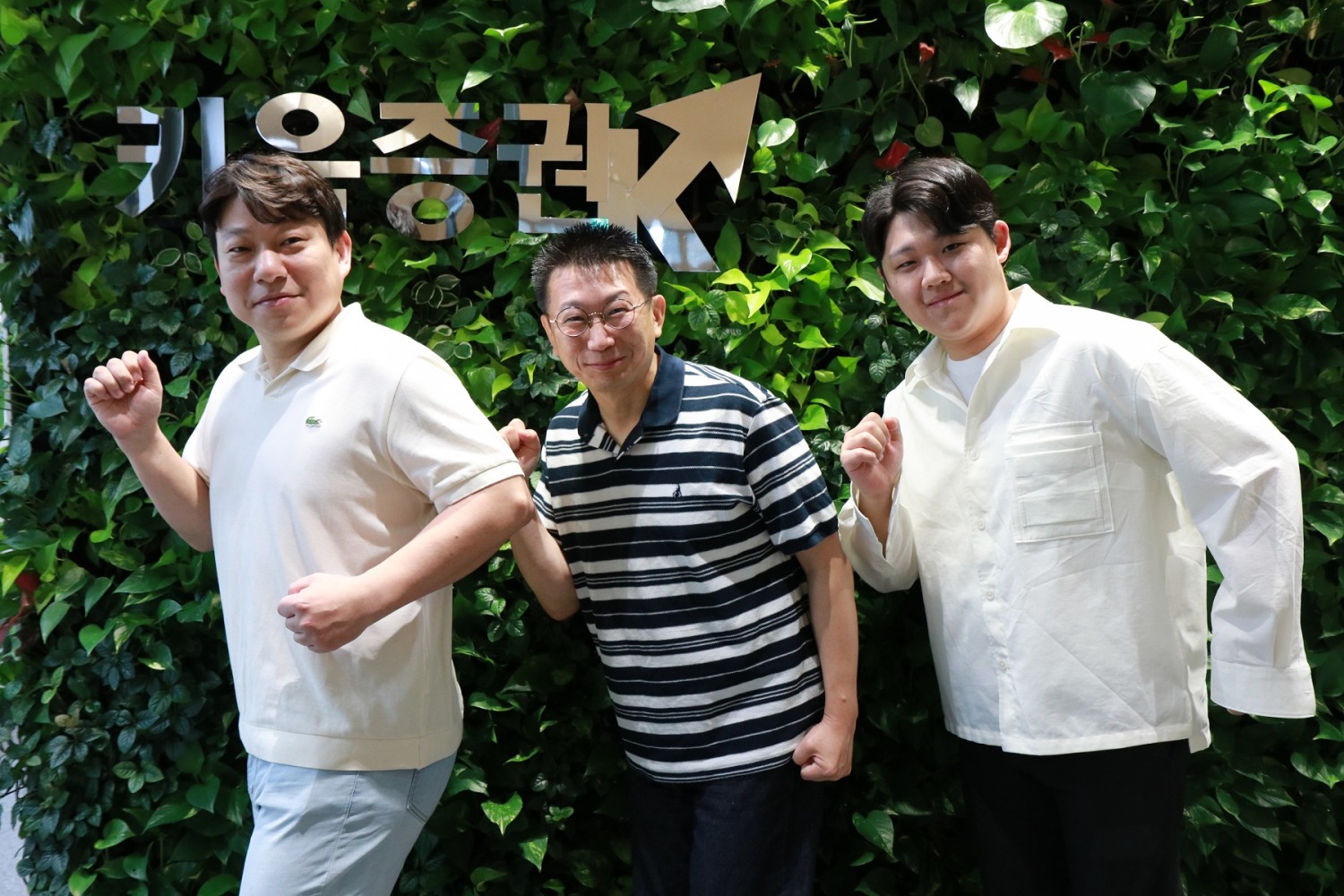 키움증권 걸음 기부 캠페인 ‘키움과맑음 시즌2’에 참여해 6월 한달 동안 가장 많은 걸음 기부한 직원들이 기념촬영을 하고 있다. 왼쪽부터 이지수 플랫폼전략팀 차장, 임상옥 자금불공정세탁방지팀 팀장, 이건우 기업금융1팀 사원. 사진=키움증권
