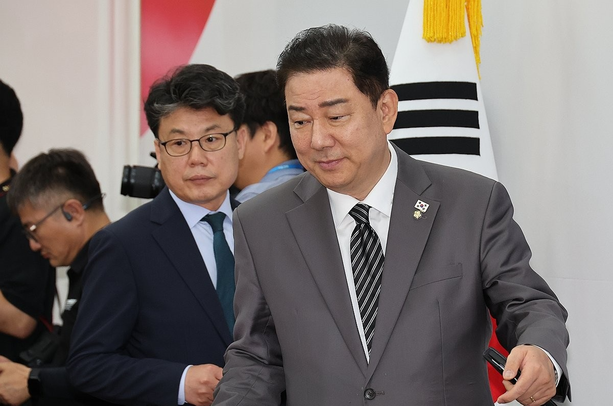 원내대책회의 참석하는 김병기 당대표 직무대행(사진=연합뉴스)